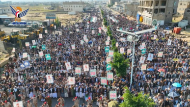 مسيرات حاشدة بعمران في 131 ساحة تتويجاً لعامين من العطاء ووفاء لدماء الشهداء