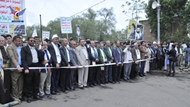 مسيرة حاشدة بجامعة صنعاء تنديداً باستمرار جرائم الإبادة والتجويع في غزة
