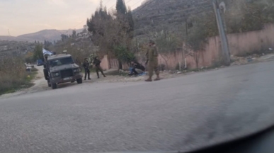 العدو الصهيوني يحتجز ثلاثة صحفيين شمال رام الله