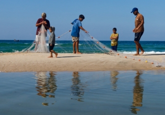 قوات العدو الصهيوني البحرية تعتقل ستة صيادين في بحر غزة
