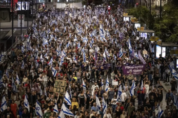 آلاف الصهاينة يتظاهرون للمطالبة بصفقة تبادل فورية وإسقاط حكومة نتنياهو