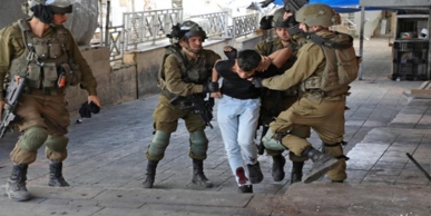 العدو الصهيوني يعتقل 20 فلسطينياً من الضفة بينهم سيدة وأطفال
