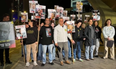 ذوو الأسرى الإسرائيليين بغزة يتهمون نتنياهو وحكومته المتطرفة بمحاولة عرقلة التبادل