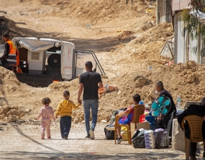 "أونروا": عشرات آلاف الفلسطينيين النازحين يواجهون أوضاعاً إنسانية صعبة في مخيمات الضفة
