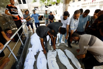 13شهيدا بينهم 8 من منتظري المساعدات في قصف للعدو الاسرائيلي على قطاع غزة