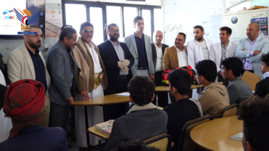 وزير الصحة يتفقد الأنشطة الصيفية والصحية في مدرسة غبش في مديرية آزال بالأمانة