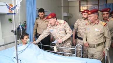 الغزالي وقادة عسكريون يتفقدون الجرحى في مراكز الرعاية والمستشفيات الخاصة