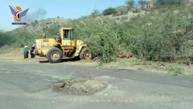 تعز.. حملة لرفع الأتربة والمخلفات من شارع الستين بمديرية التعزية