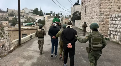 العدو الإسرائيلي يعتقل 21 فلسطينيًا بينهم سيدة وأسرى محررون من الضفة الغربية