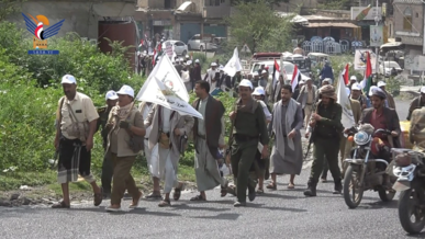مسير ومناورة ووقفة لخريجي دورات التعبئة العامة في المخادر بإب
