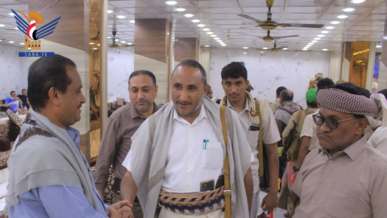 محافظ الحديدة يقدّم واجب العزاء في وفاة مدير صحة الخوخة