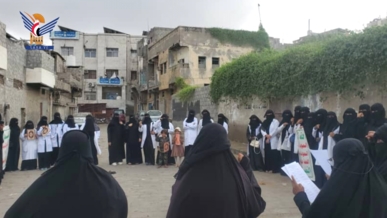 وقفة للكادر النسائي بمكتب الصحة بالحديدة تنديدا بالإساءات للقرآن الكريم