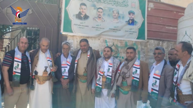 قيادة وموظفو المؤسسة المحلية للمياه والصرف الصحي بأمانة العاصمة تزور أسر الشهداء