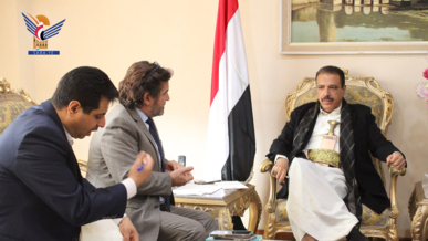 وزير الخارجية يلتقي الممثل المقيم لبرنامج الأغذية العالمي بصنعاء