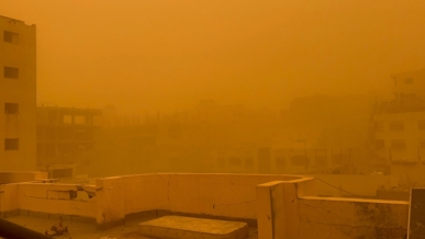 عاصفة رملية تضرب قطاع غزة وتُفاقم مأساة النازحين