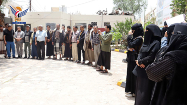 وقفة لموظفي الوحدة التنفيذية بالأمانة تفويضاً لقائد الثورة وتنديداً بالعدوان الصهيوني