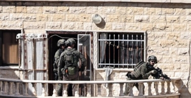 العدو الصهيوني يحقق ميدانيًا مع عشرات الفلسطينيين ويقيم حاجزًا في جنين ورام الله