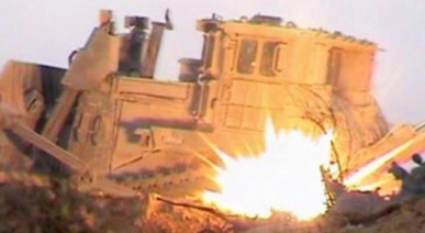 مقتل جندي صهيوني بتفجير جرافته خلال هدمه منزلًا في غزة