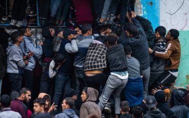 "الصحة العالمية": "تكدس الناس حول شاحنات الإغاثة سببه "إسرائيل"