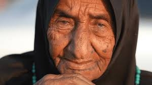 الأونروا: فلسطينية تبلغ أكثر من 100 عام تنزح قسرا إلى جنوب غزة