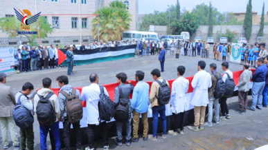 وقفة احتجاجية بجامعة 21 سبتمبر تنديدًا بجرائم القتل والتجويع بغزة