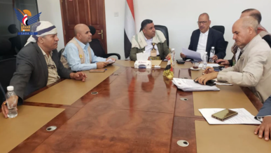 مناقشة أوجه التعاون بين وزارة الكهرباء والمياه وجمعية الهلال الأحمر اليمني