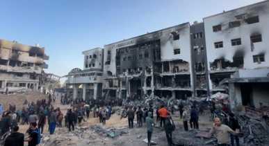  سبعة شهداء بينهم أربعة صحفيين في قصف للعدو الصهيوني أمام مستشفى الشفاء