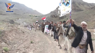 مسير راجل ووقفة وتطبيق لخريجي دورات طوفان الأقصى في جحانة بمحافظة صنعاء