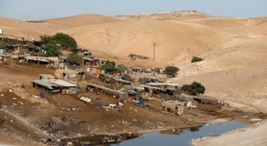 مستوطنون صهاينة يقتحمون تجمع الخان الأحمر شرق القدس ويعتدون على الأهالي  