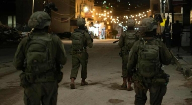 العدو الإسرائيلي يشن حملة مداهمة واعتقالات واسعة في الضفة طالت 15 فلسطينيا وعشرات المحتجزين