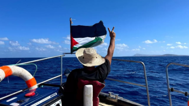 ناشط تونسي على متن "أسطول الصمود" يؤكد أن تهديدات الطائرات المسيرة لن توقفنا