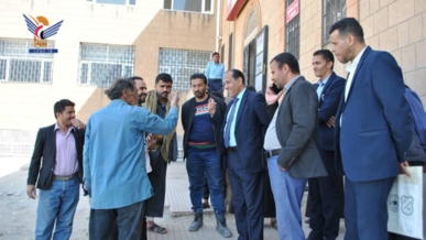 رئيس جامعة صنعاء يتفقد مشاريع التطوير بكلية طب الأسنان