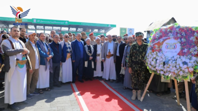 قيادات مكتب الرئاسة يزورون أضرحة ومعارض صور الشهداء