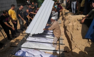 عجز المقابر في غزة يُجبر الأهالي على دفن الشهداء بمقابر بدائية وسط كارثة إنسانية