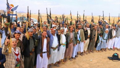 وقفة جماهيرية مسلحة بمديرية همدان تأييدًا لموقف قائد الثورة المناصر لغزة