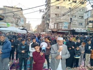 أهالي غزة يؤدون صلاة العيد على ركام المساجد رغم تواصل حرب الإبادة