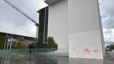 ألمانيا.. مناصران لفلسطين يلطخان مبنى رئاسة الوزراء بطلاء أحمر