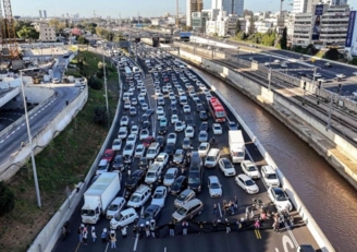 متظاهرون صهاينة ضد حكومة نتنياهو يُغلقون طريقا قرب "تل أبيب"