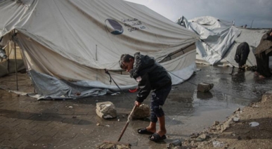 غزة..غرق عشرات من خيام النازحين الفلسطينيين بمياه الأمطار بمواصي خانيونس