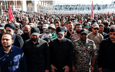 قائد الحرس الثوري الإيراني يحضر مراسم صلاة الجنازة على جثمان الإمام الشهيد
