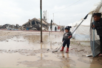 لازاريني: العاصفة "بايرون" تزيد معاناة النازحين في غزة