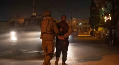 العدو الإسرائيلي يعتقل 11 فلسطينيا بينهم والد شهيد من جنين وسيدة من يطا بالضفة الغربية