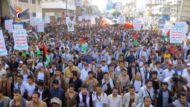  حشود جماهيرية كبرى في الحديدة بمسيرات "ثابتون مع غزة.. وسنتصدى لأمريكا ومن تورط معها"