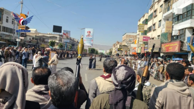 وقفة مسلحة بمديرية صنعاء القديمة لإعلان الجهوزية لمواجهة الأعداء