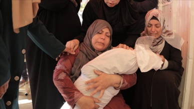 قوات العدو الإسرائيلي تقتل طفلة ومواطناً في مخيم النصيرات بغزة