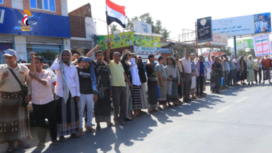 وقفة حاشدة بالحديدة تبارك انتصارات محور المقاومة وتؤكد الجهوزية لخوض معركة الفتح الموعود