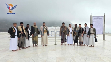 قيادة التعبئة وعدد من مدراء المكاتب التنفيذية بذمار يزورون ضريح شهيد القرآن بصعدة