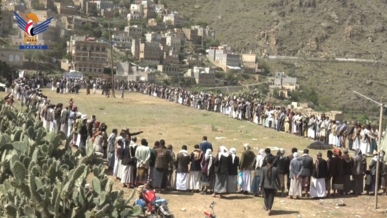 أبناء مناخة يعلنون الجهوزية لمواجهة العدوان والبراءة من الخونة والعملاء