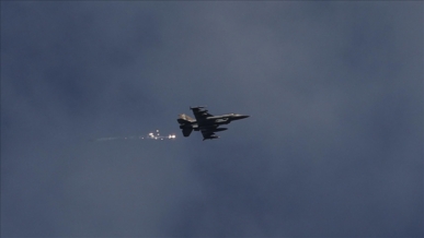 مرصد: سرب من الطائرات الحربية مجهولة الهوية يحلّق في الأجواء السورية