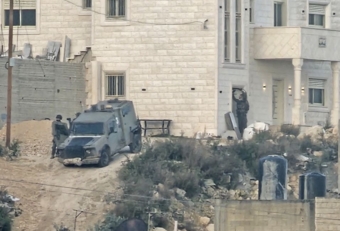  قوة صهيونية تُحاصر منزلاً جنوب جنين وسط اشتباكات مسلحة